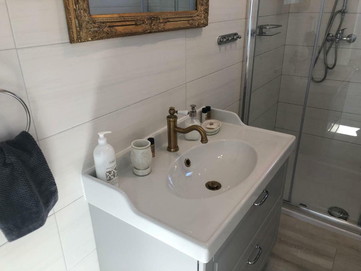 Sweet Suite With Free Private Parking พูลา ภายนอก รูปภาพ